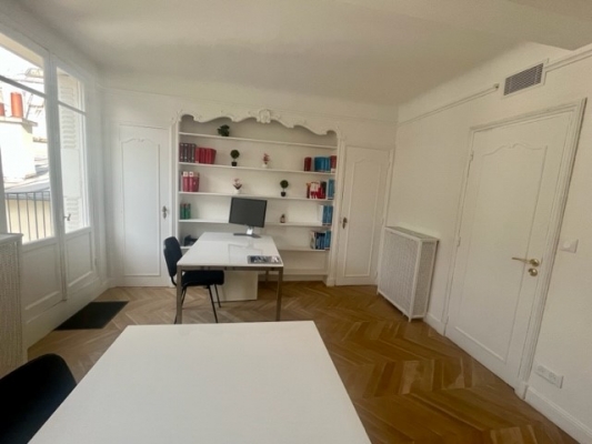 Photo bureau cour 3.jpg